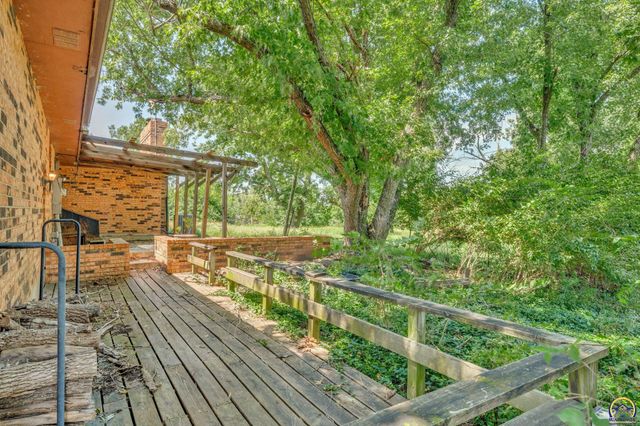 238 NE 82nd St, Topeka, KS 66617