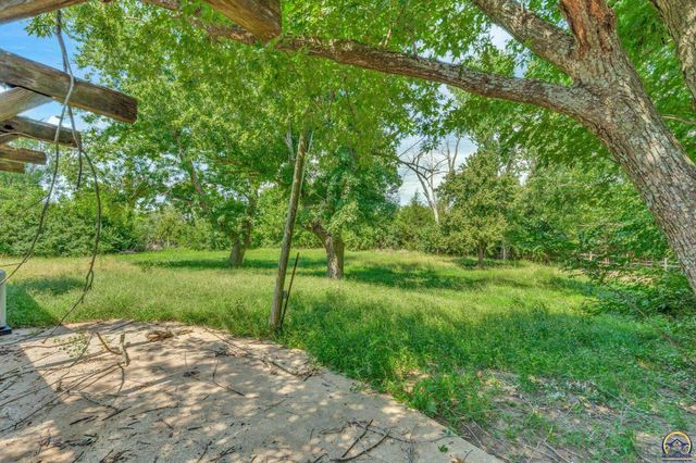 238 NE 82nd St, Topeka, KS 66617