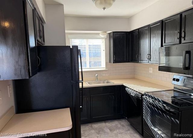 2048 Orchard Crest Street, Shelby Twp, MI 48317