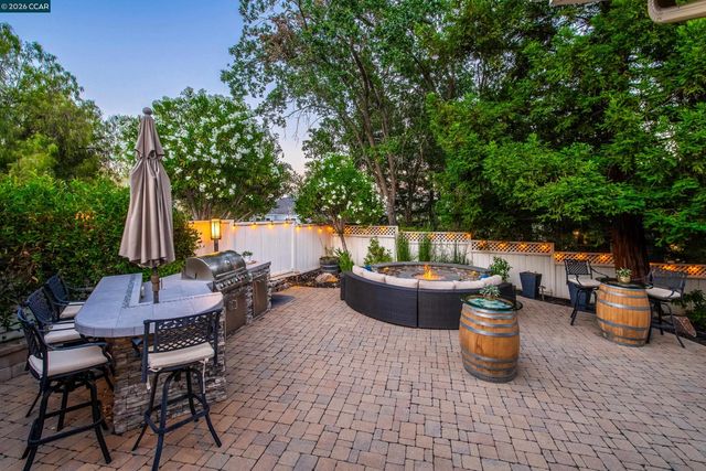 70 Ridgecrest Ct, Lafayette, CA 94549