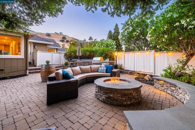 70 Ridgecrest Ct, Lafayette, CA 94549