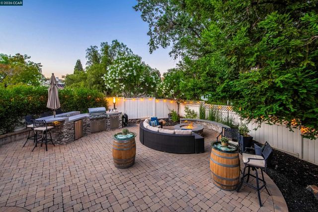 70 Ridgecrest Ct, Lafayette, CA 94549