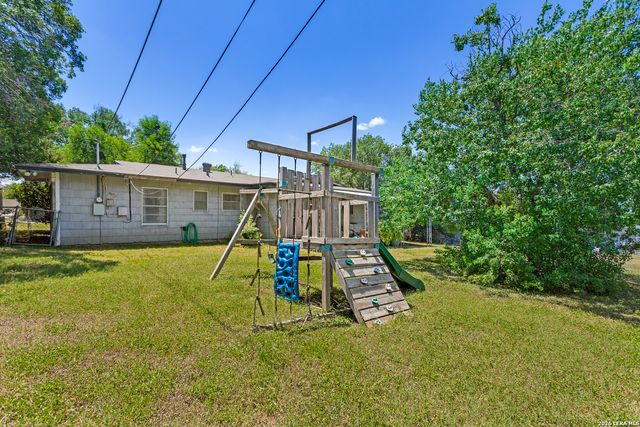 319 Redcliff Dr, San Antonio, TX 78216