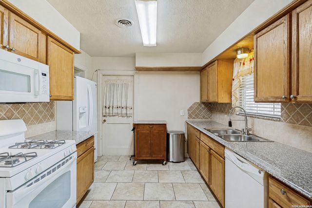 319 Redcliff Dr, San Antonio, TX 78216