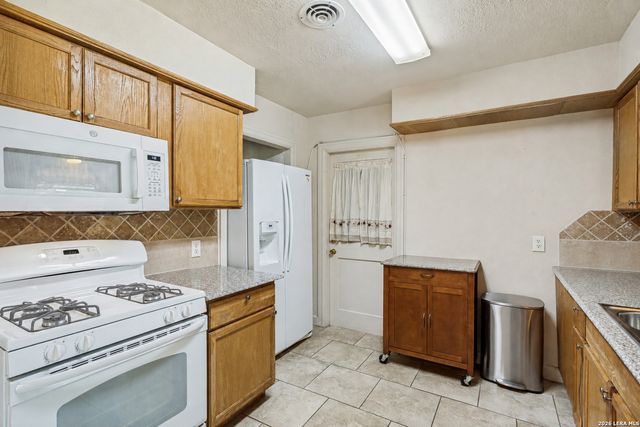 319 Redcliff Dr, San Antonio, TX 78216