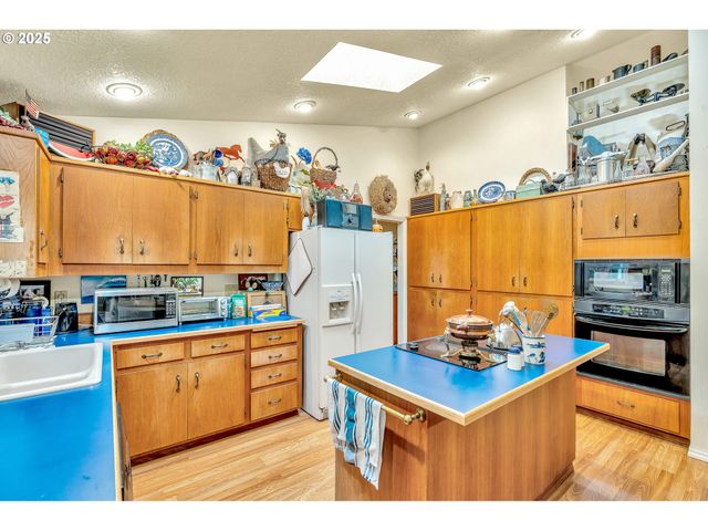 765 CLARA Ct, Lake Oswego, OR 97034