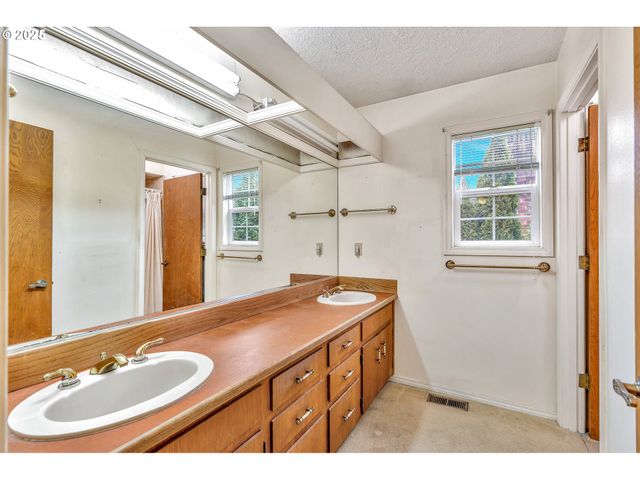 765 CLARA Ct, Lake Oswego, OR 97034