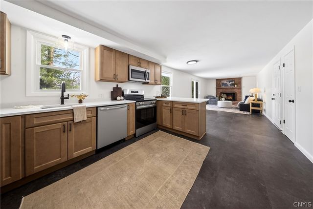 212 Riverdale Road, Clay, NY 13090