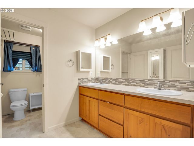 5905 Ne 56TH Cir, Vancouver, WA 98661