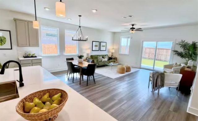 131 Sincere DR, Kyle, TX 78640