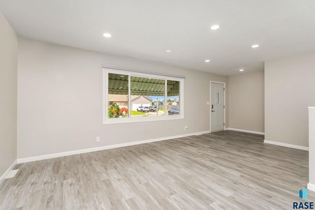 3504 S Glendale Ave Avenue, Sioux Falls, SD 57106