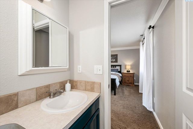 6611 Fenway Dr, Pasco, WA 99301