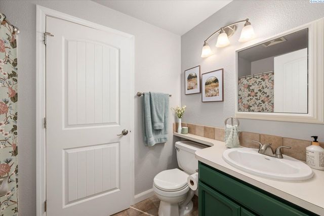 6611 Fenway Dr, Pasco, WA 99301