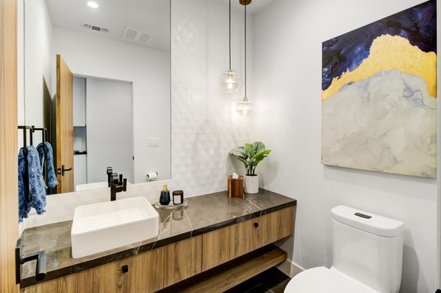 3321 Sierra Oaks Dr, Sacramento, CA 95864