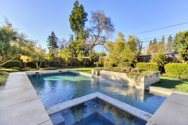 3321 Sierra Oaks Dr, Sacramento, CA 95864