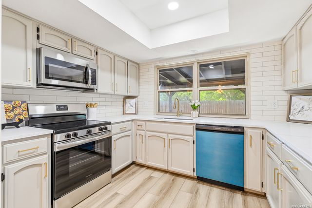 110 CRYSTAL CYN, Universal City, TX 78148