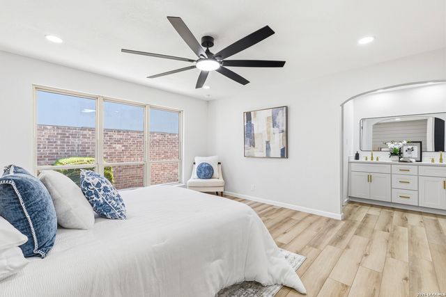 110 CRYSTAL CYN, Universal City, TX 78148