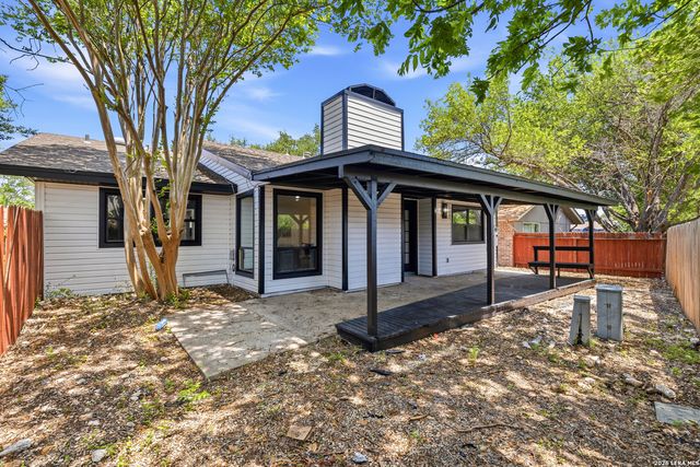 110 CRYSTAL CYN, Universal City, TX 78148