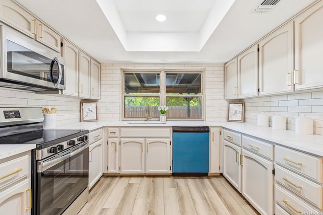 110 CRYSTAL CYN, Universal City, TX 78148