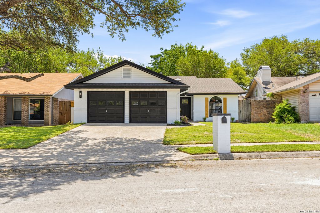 110 CRYSTAL CYN, Universal City, TX 78148