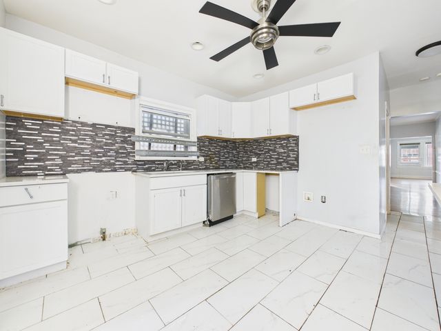 7826 S Paxton Avenue, Chicago, IL 60649