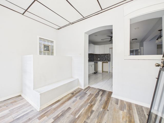 7826 S Paxton Avenue, Chicago, IL 60649