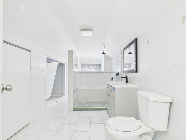 7826 S Paxton Avenue, Chicago, IL 60649
