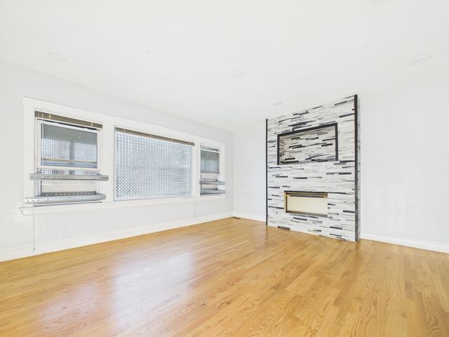 7826 S Paxton Avenue, Chicago, IL 60649