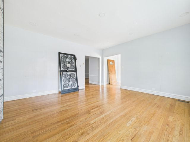 7826 S Paxton Avenue, Chicago, IL 60649