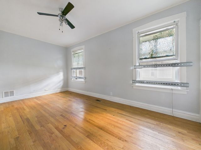 7826 S Paxton Avenue, Chicago, IL 60649