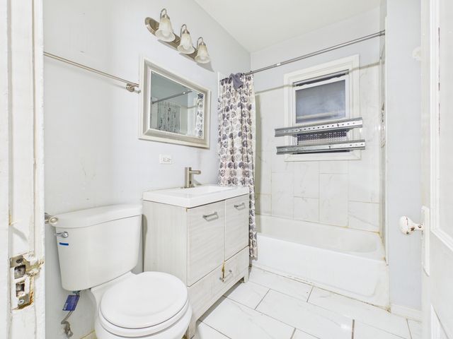 7826 S Paxton Avenue, Chicago, IL 60649