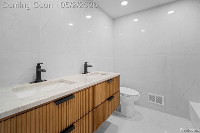 5 Snow Court, Dearborn, MI 48124