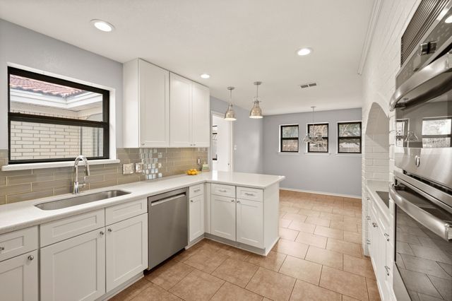 137 E Louella Drive, Hurst, TX 76054