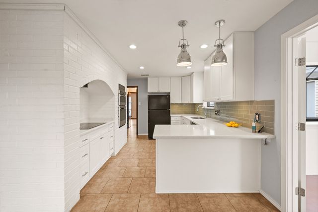 137 E Louella Drive, Hurst, TX 76054