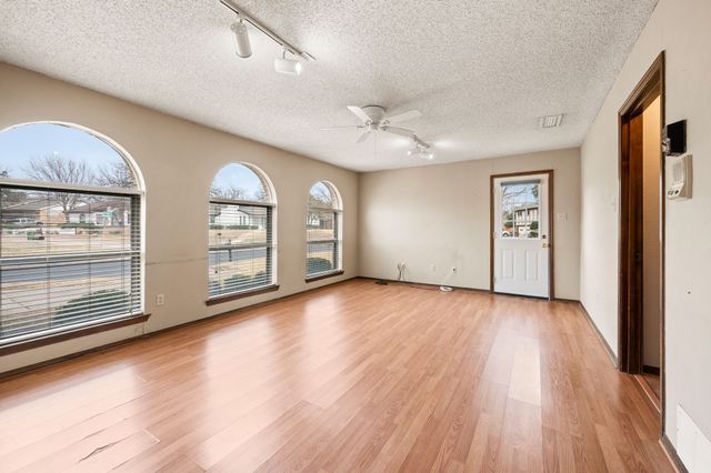 137 E Louella Drive, Hurst, TX 76054