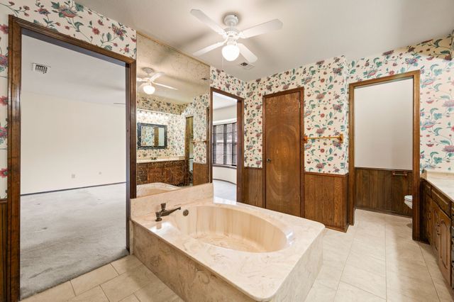 137 E Louella Drive, Hurst, TX 76054