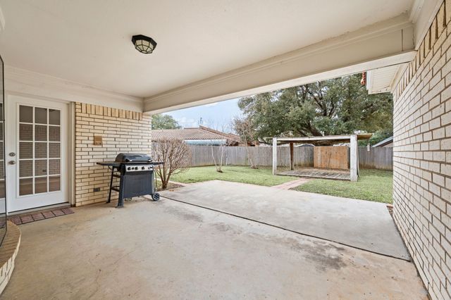137 E Louella Drive, Hurst, TX 76054