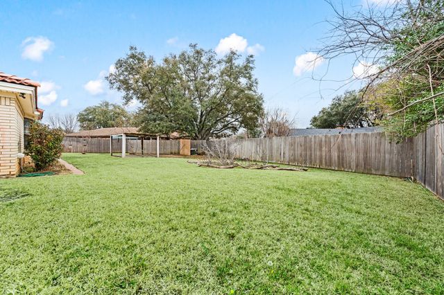 137 E Louella Drive, Hurst, TX 76054