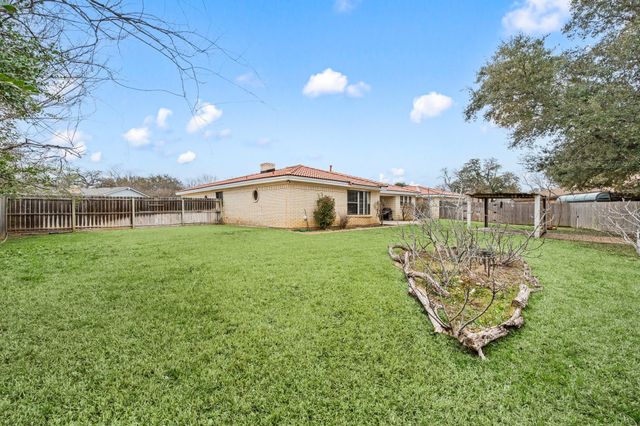 137 E Louella Drive, Hurst, TX 76054