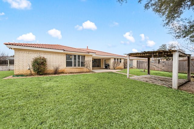 137 E Louella Drive, Hurst, TX 76054