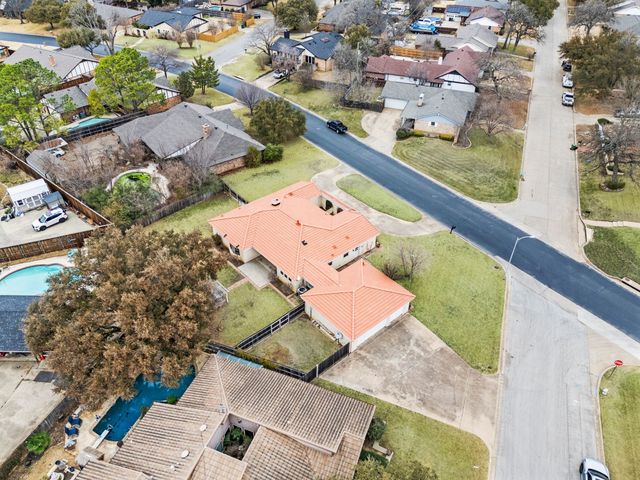 137 E Louella Drive, Hurst, TX 76054