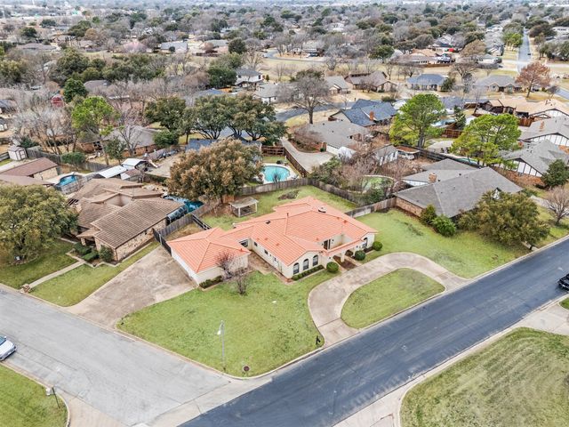 137 E Louella Drive, Hurst, TX 76054