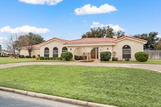 137 E Louella Drive, Hurst, TX 76054