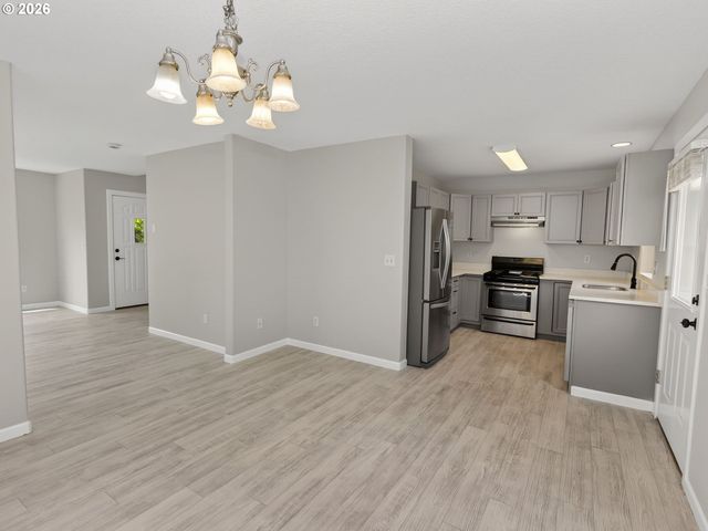 8329 N JOHNSWOOD Dr, Portland, OR 97203