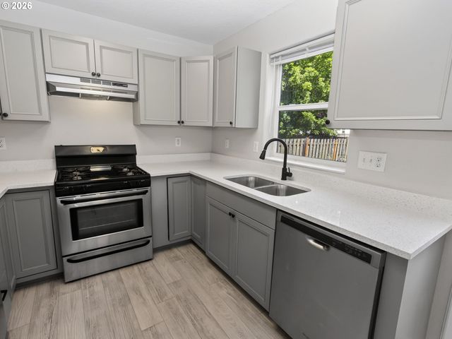 8329 N JOHNSWOOD Dr, Portland, OR 97203