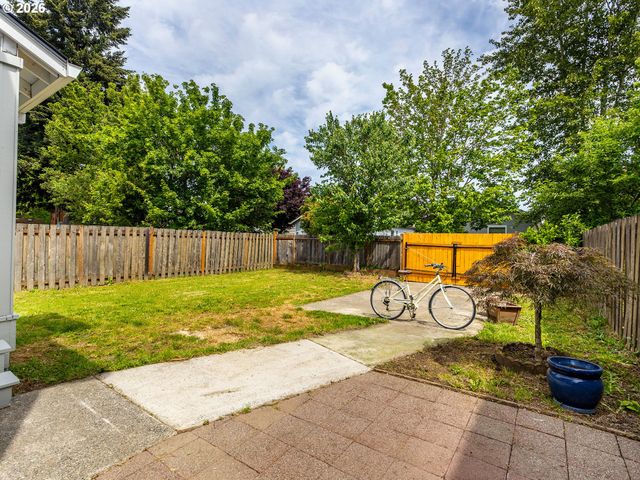 8329 N JOHNSWOOD Dr, Portland, OR 97203