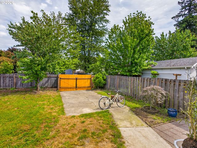 8329 N JOHNSWOOD Dr, Portland, OR 97203