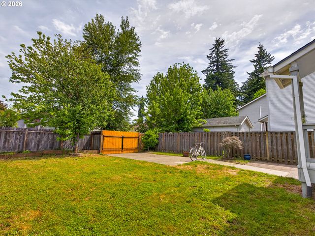 8329 N JOHNSWOOD Dr, Portland, OR 97203