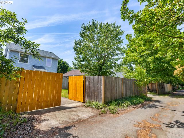 8329 N JOHNSWOOD Dr, Portland, OR 97203
