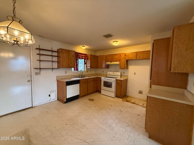 100 ARROWHEAD Drive, Huachuca City, AZ 85616